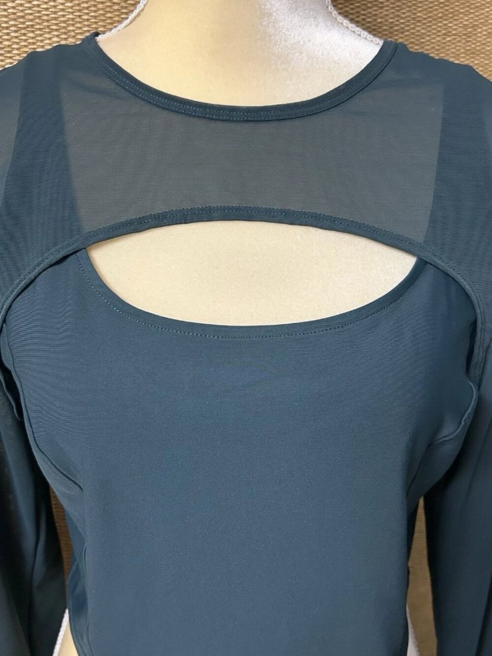 Old Navy Active PowerSoft 2-in-1 Mesh-Sleeve Crop Top Womens Large Pine Green - Picture 6 of 7